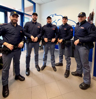 Donna in stato confusionale si mette alla guida: fermata e soccorsa dalle Volanti